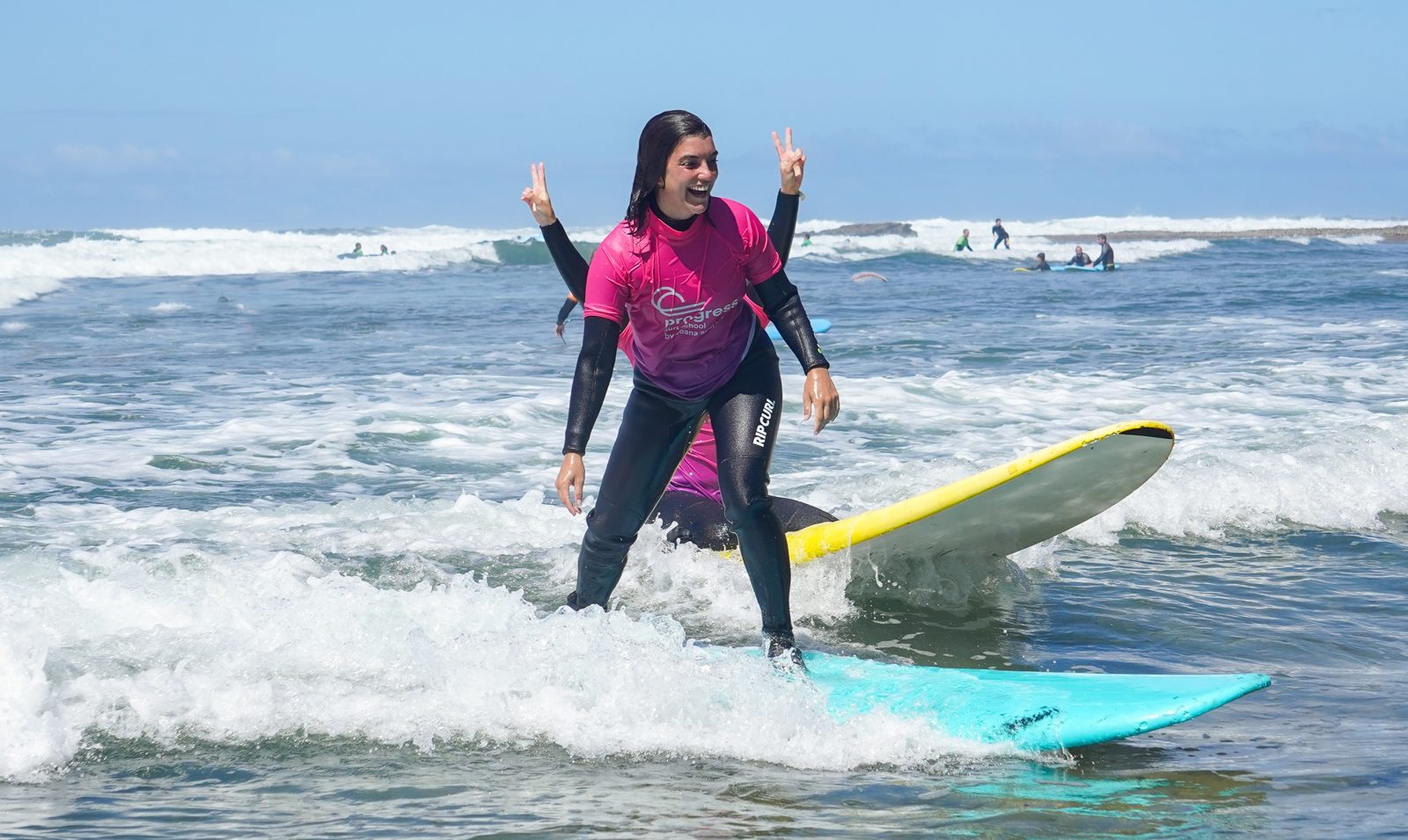 Grupo entrando al agua en Ericeira